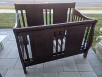 Solid wood crib with convertible twin panels