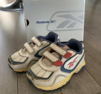 Souliers Reebok taille 4 1/2 enfant bébé / Espadrilles