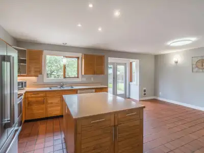 Spacious 5 Bed, 3 Bath Rancher Near VIU