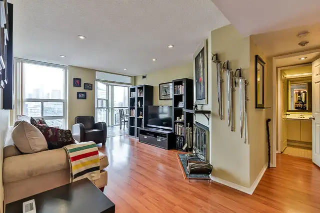 2Bd 2Bth Den Parking King & Bathurst - Available 1 March