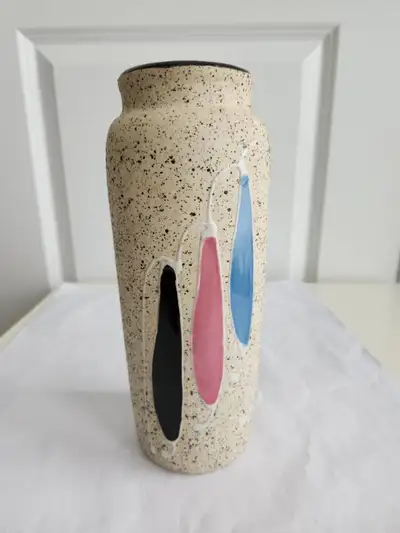 10” tall Hand crafted ceramic Vase Dimensions : 10” height x 4” diameter Condition : new Pick up loc...