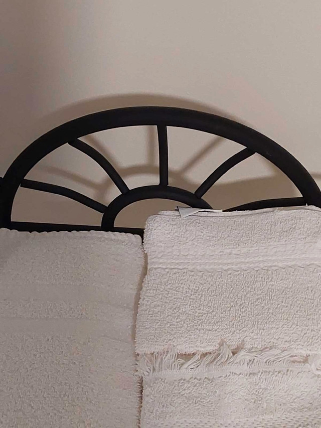 Porte-serviettes en métal noir mat dans Articles pour la salle de bains  à Ville de Québec - Image 2