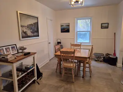 Spatieux 3 1/2 situé à 5 minutes à pied de la rue Maguire, à 700m du Bois de Coulonge et à 1,8 km de...