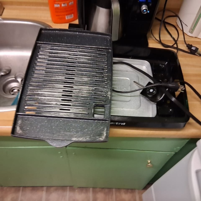 Starfrit model 024414 The ROCK Indoor Smokeless Electric BBQ Gri in BBQs & Outdoor Cooking in City of Toronto - Image 3