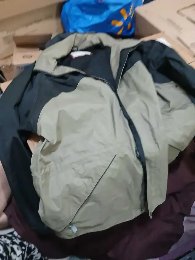 large winter jacket in Men's in Kitchener / Waterloo - Image 2