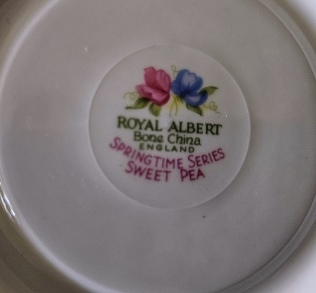 Royal Albert Springtime Series Sweet Pea Tea Cup & Saucer #14 in Arts & Collectibles in Winnipeg - Image 4