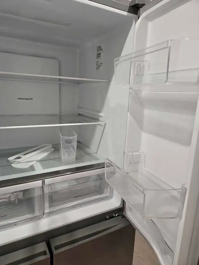 Réfrigérateur Frigidaire in Refrigerators in Laval / North Shore - Image 5