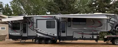 2015 Heartland 4150 Cyclone Toy Hauler This gorgeous 44' toy hauler comes with all the bells and whi...