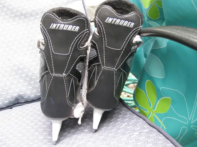 Youth CCM INTRUDER Ice Hockey Skates Size 12 VGC in Hockey in Winnipeg - Image 5