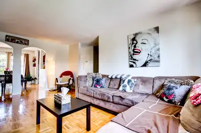 Haut de maison à louer. 2 chambres, 1 sdb, près de tous les services(épicerie, école primaire, autob...