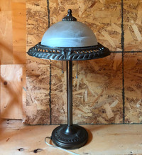 ANTIQUITÉ : Lampe de table en métal et globe en verre givré