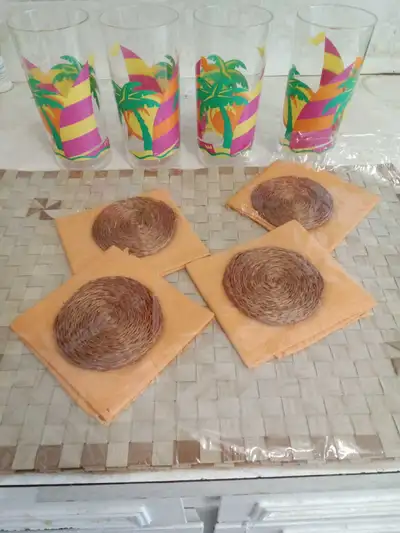 4 napperons, 4 sous-verre en jonc, 4 serviettes  et 4 verres, View more