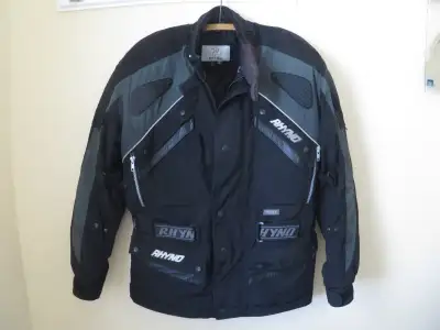 Veste de qualité, bien 'paddée' avec coquilles amovibles aux coudes grandeur 'Small' ouvertures (zip...