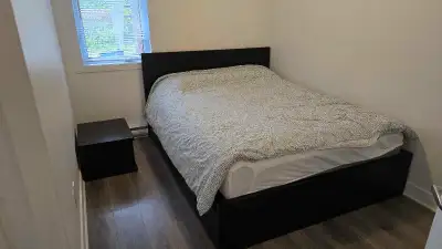 Lit Queen size vendu avec un matelas en bon état avec 2 table de chevet et une commode en bon état