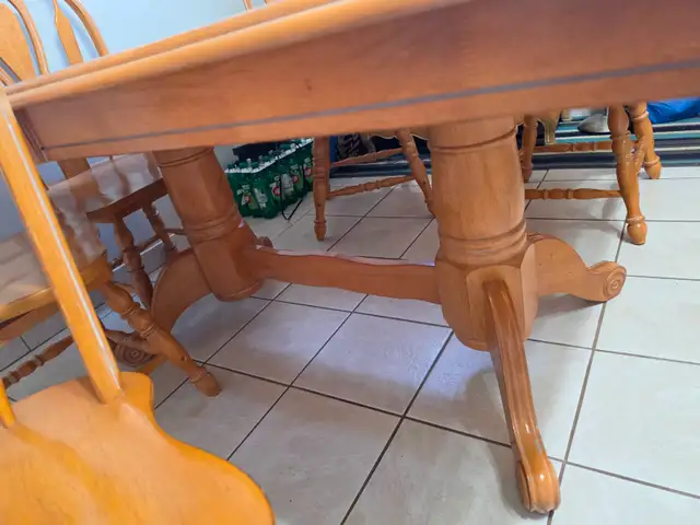 Oak dining room table with 5 chairs in Dining Tables & Sets in Hamilton - Image 4