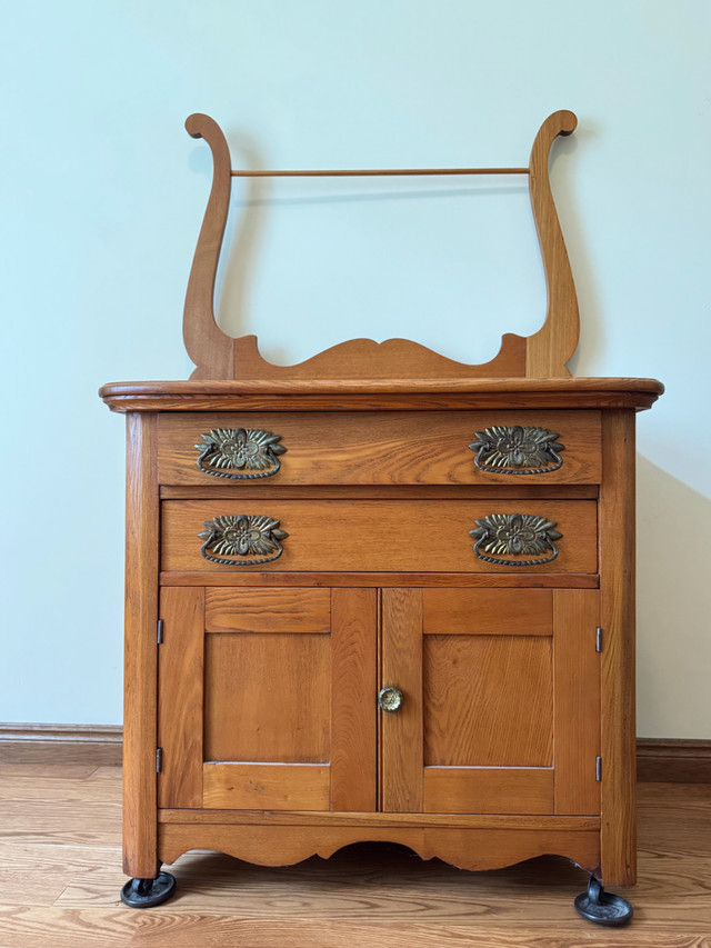 Small Vintage Washstand Cabinet in Dressers & Wardrobes in Markham / York Region