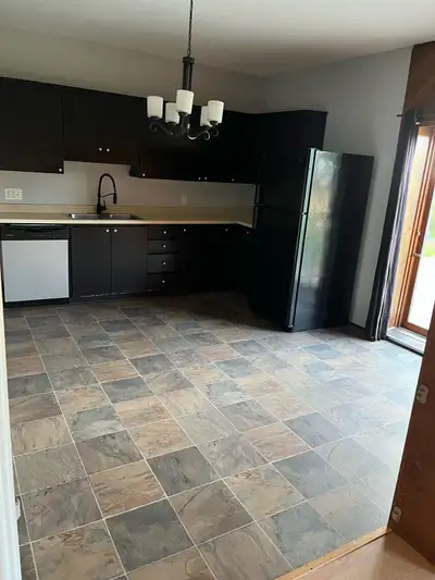 ALL INCLUSIVE! 1500 sqft main floor apartment in quiet triplex