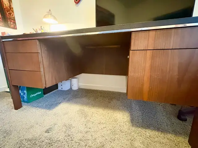 Desk with Samsung 42" TV for "Free" in Desks in Victoria - Image 4