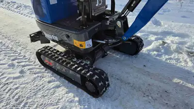 JRippa R-10 1 ton mini excavator. Manufacturer parts warranty one year or 1500 hours. The JoyT5 mini...