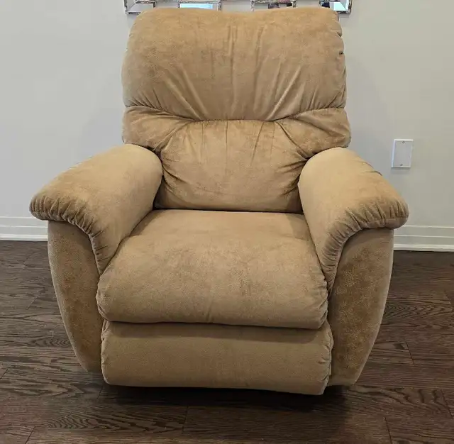 LazyBoy Rocker Recliner Chair  in Chairs & Recliners in Oshawa / Durham Region - Image 3