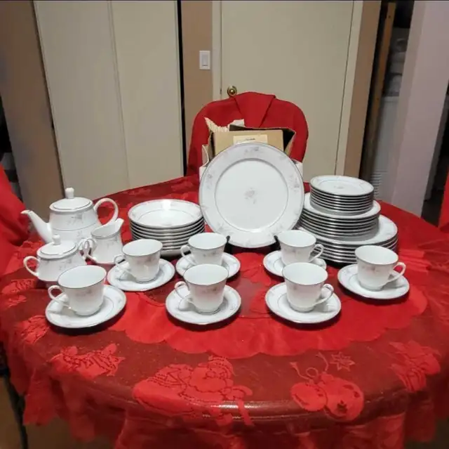 Fine china 7 Person Noritake Dinnerware Set "Hailey" Mint Cond