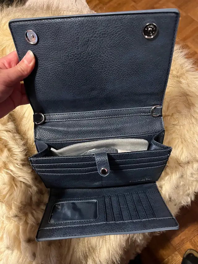 BNWT Save the Girls Touch Screen Purse in Bags & Luggage in Mississauga / Peel Region - Image 4