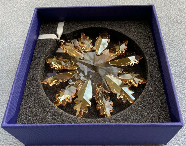 SWAROVSKI CRYSTAL WINTER STAR CHRISTMAS ORNAMENT in Arts & Collectibles in Thunder Bay