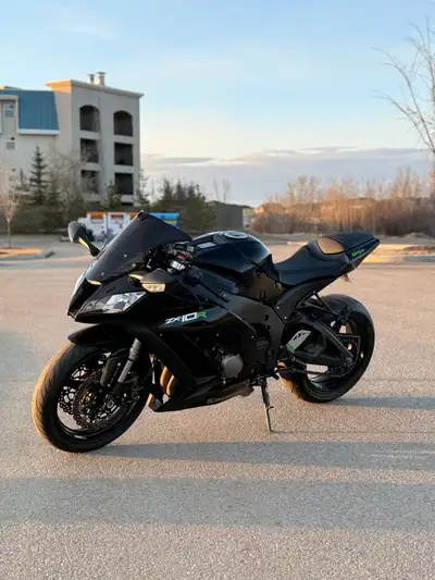 Selling my 2011 Kawasaki Ninja ZX-10R (1000cc) ABS, tranction control, runs and drives amazing. Grea...