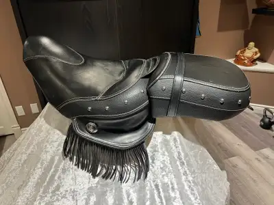 Second-hand OEM Indian seats (rider+ passenger) from a 2016 Chieftain. Should fit older and newer Ch...