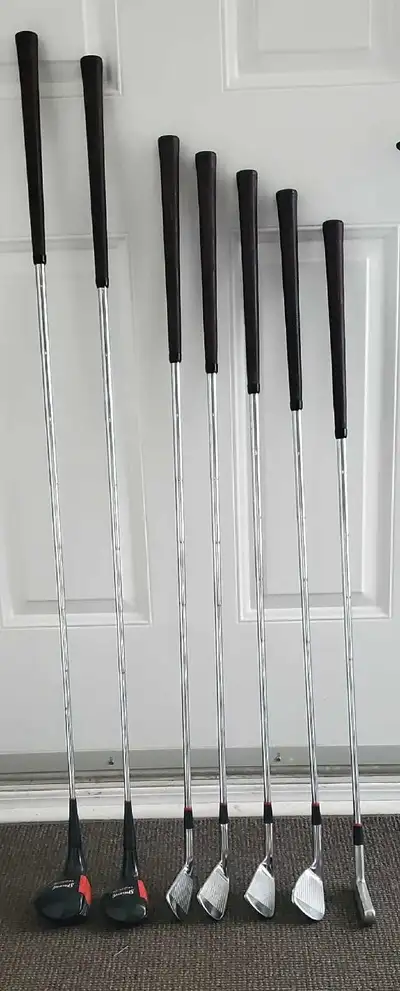 Vintage RH Spalding Tru-Flite Golf Clubs with Putter, View more