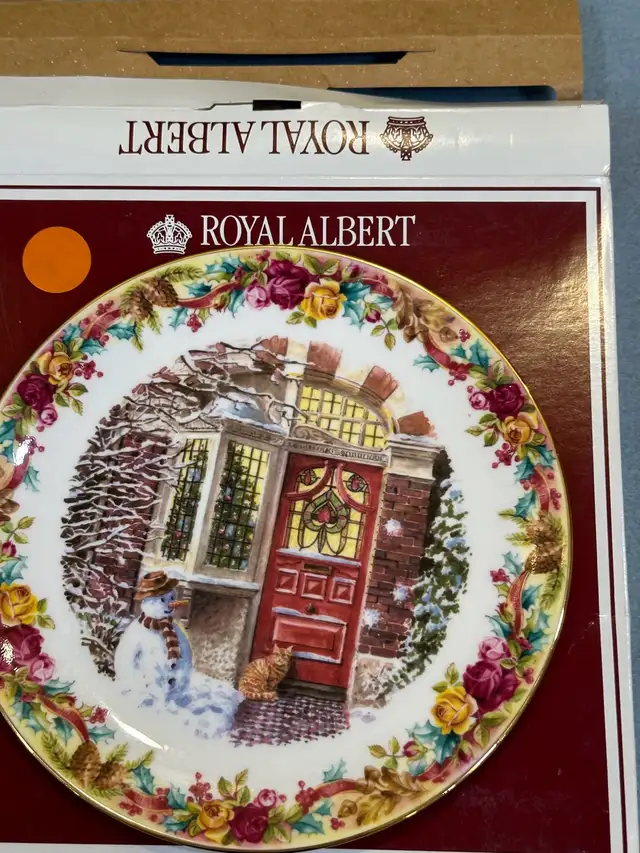 $99 for 4 Christmas plates Royal AlbertBone China Made in Englan in Arts & Collectibles in Oakville / Halton Region - Image 11