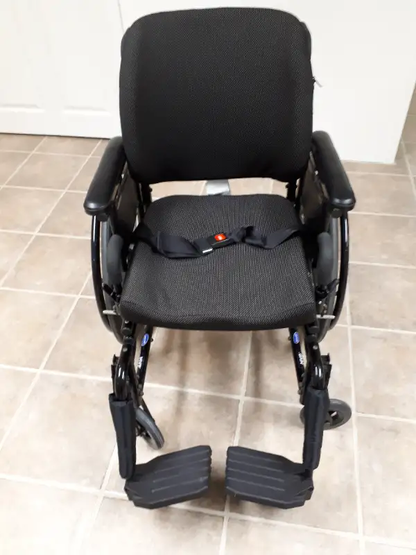 Wheelchair  with removable wheels - Reduced in Health & Special Needs in Windsor Region - Image 2