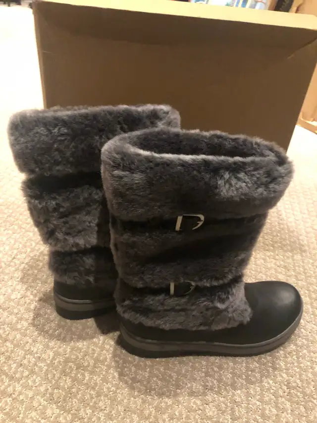 UGGS BOOTS in Women's - Shoes in Markham / York Region - Image 5