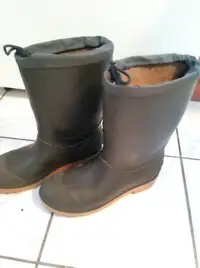 BOTTES HOMME DOUBLEES DE FEUTRE GR 10 25$ TEL 819 536-5362