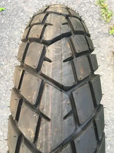 Pneu Arrière Rear Tire pour moto Double Usage FLAMBANT NEUF!! de marque PIRELLI Model MT 90 A\T SCOR...