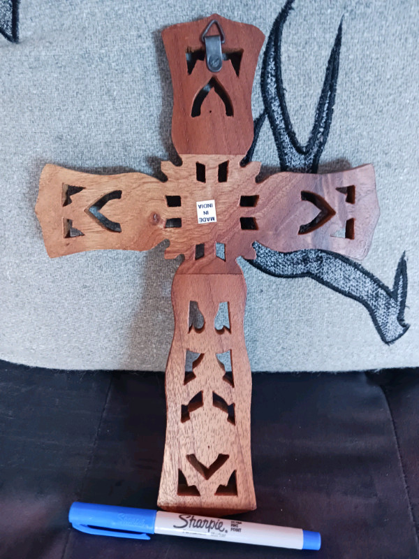 Wooden Cross in Home Décor & Accents in Winnipeg - Image 2