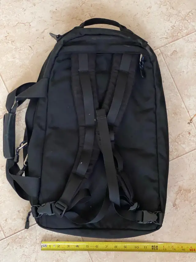 MEC Convertible Messenger Bag / Backpack in Bags & Luggage in City of Toronto - Image 4