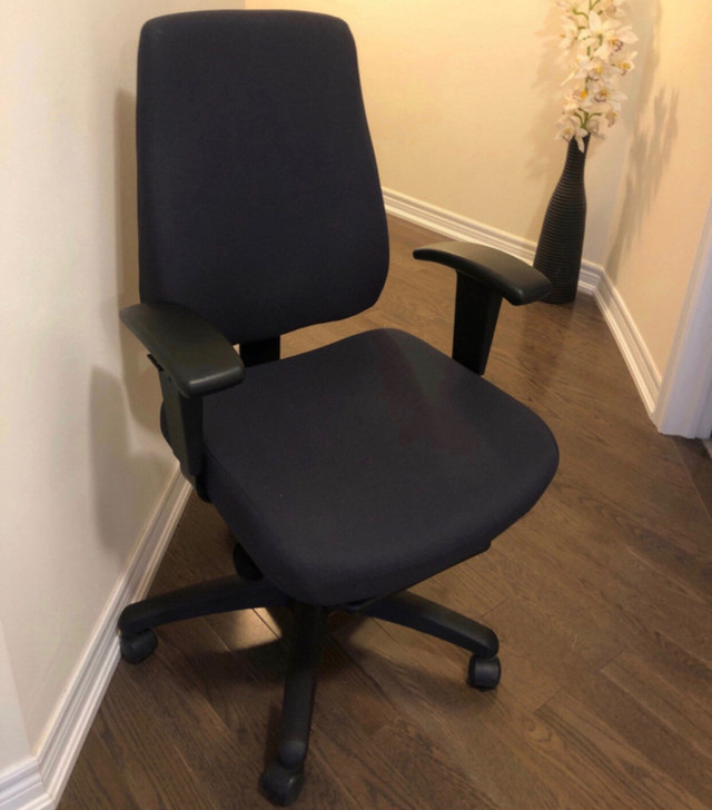 Office Chair  in Chairs & Recliners in Markham / York Region - Image 2
