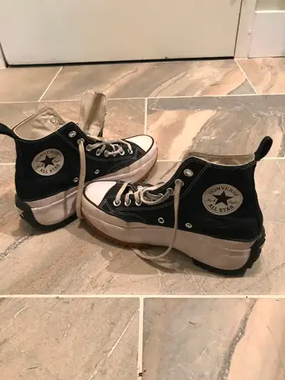 Men’s run star converse high-heel sneakers (used) (size 7.5). In very good condition. Pickup locatio...