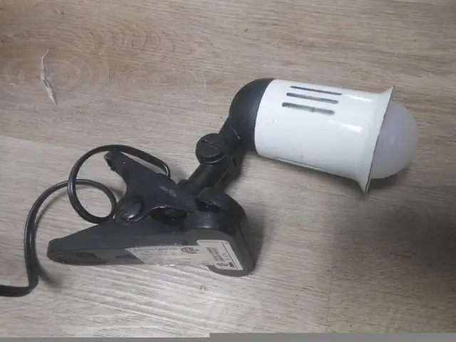 clip on lamp in Indoor Lighting & Fans in City of Montréal - Image 4