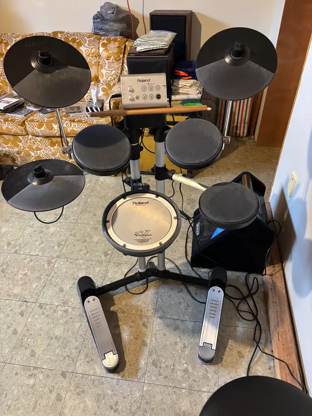 Roland Electronic Drum Set includes Amplifier and Throne $1650 in Drums & Percussion in St. Catharines - Image 2