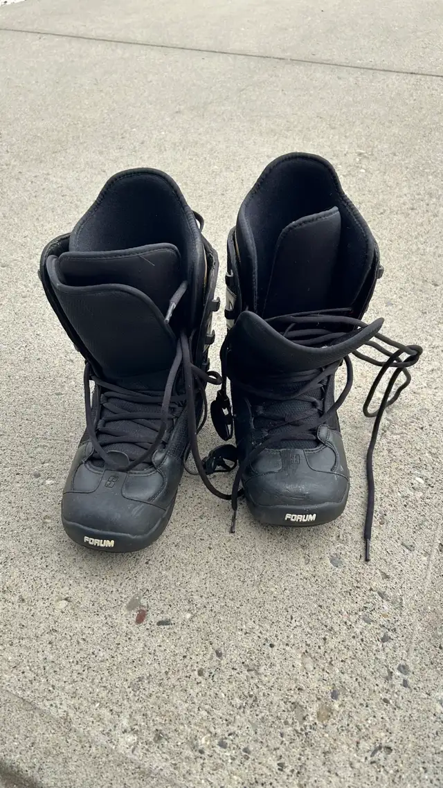 Forum snowboarding boots Size M10 in Snowboard in Calgary - Image 2