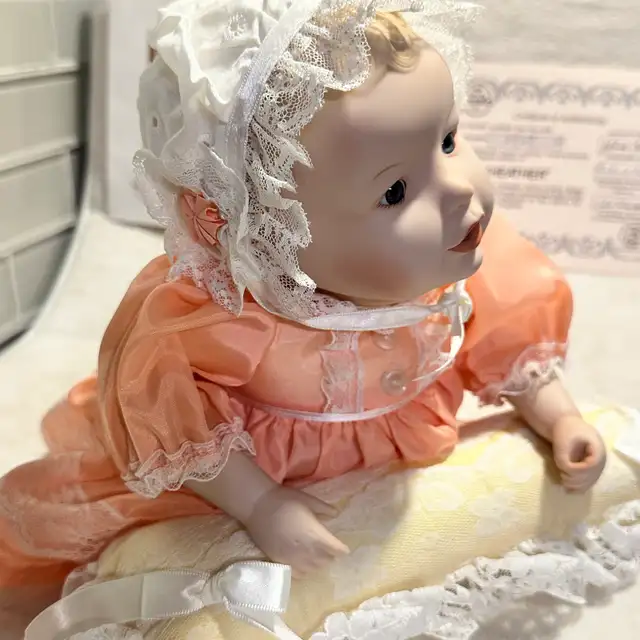 baby Heather with original pillow and certificate. in Arts & Collectibles in Oshawa / Durham Region - Image 4