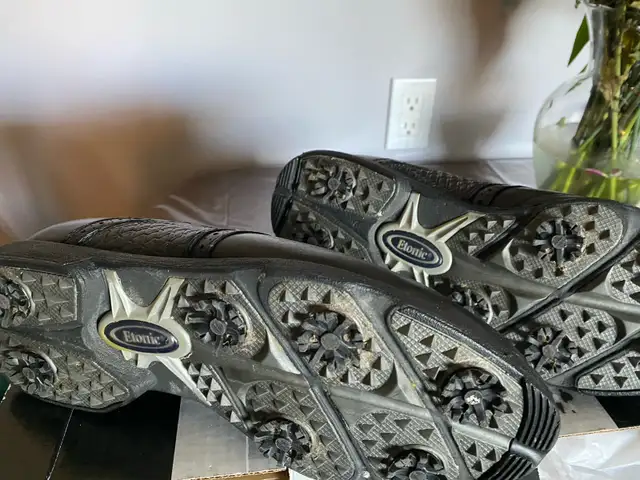 GOLF SHOES (Mint LEATHER Etonic sz8W in Golf in Regina - Image 4