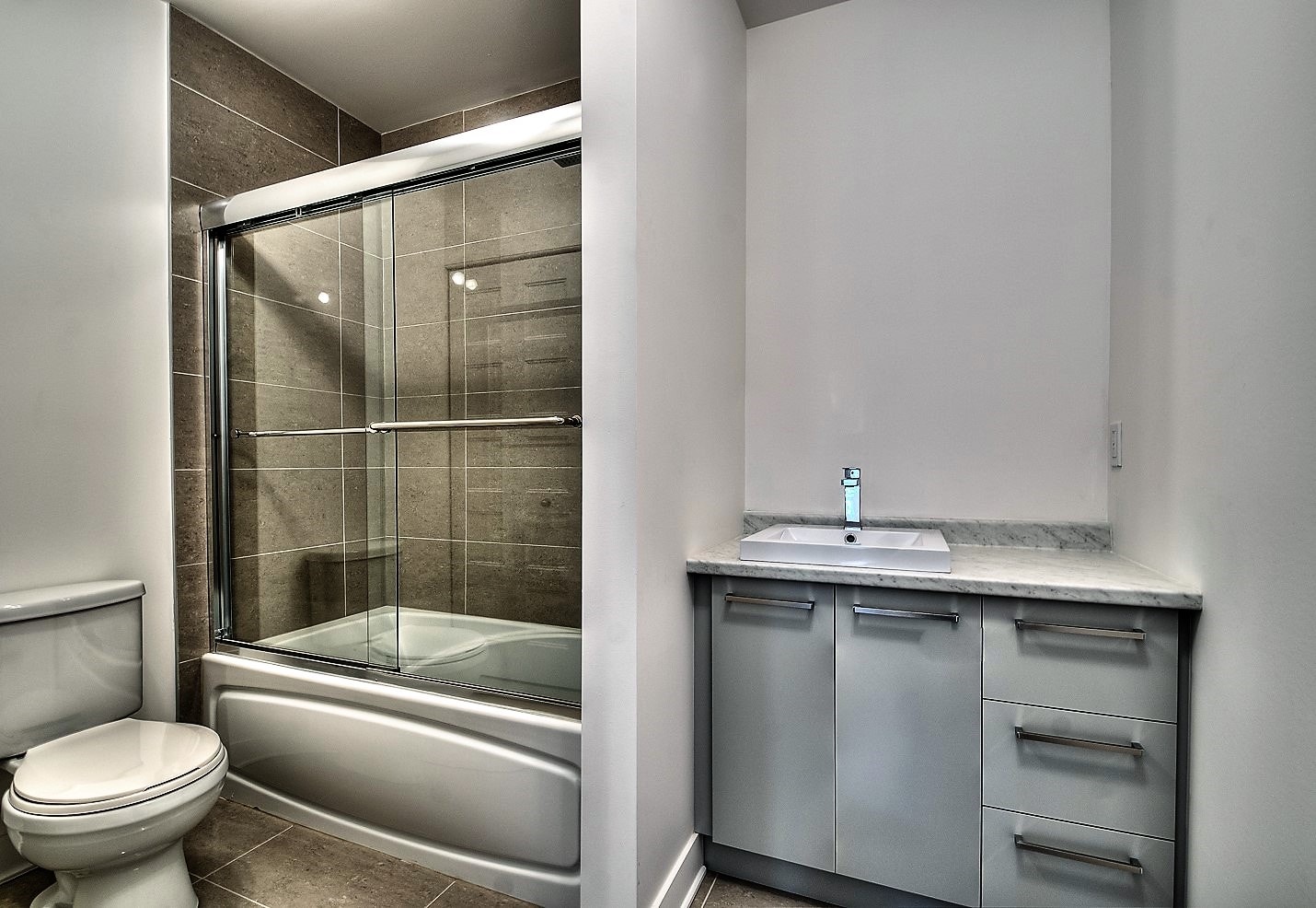 APPARTEMENT 3 1\2 NIVEAU TERRASSE + STATIONNEMENT PRIVÉ +CABANON — photo 2