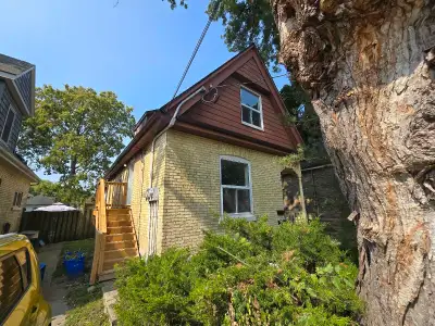 1 bedroom apartment on the second floor of a converted house. The unit includes laundry and A/C. Ava...