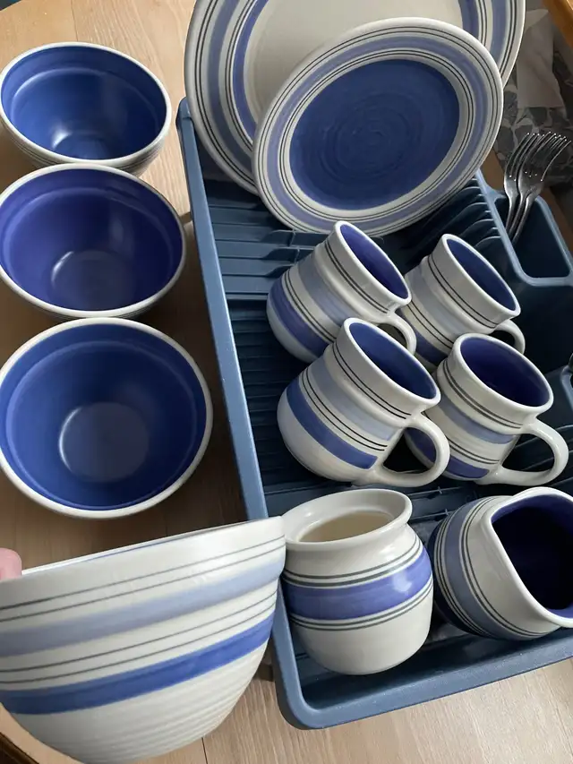 Hardcover New York book  (Centertown Ottawa) in Bookcases & Shelving Units in Ottawa - Image 8