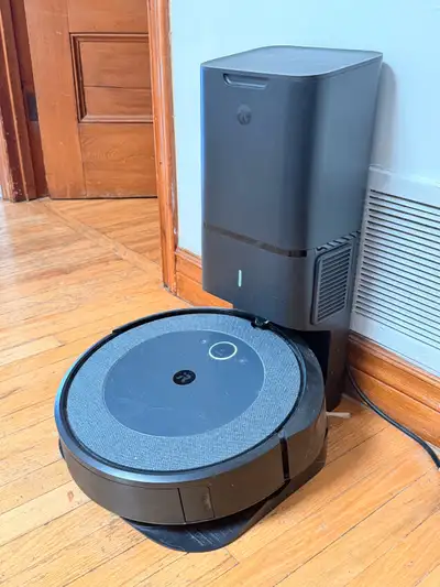 Keep your home effortlessly clean with the iRobot Roomba i3+! This used robot vacuum features a self...