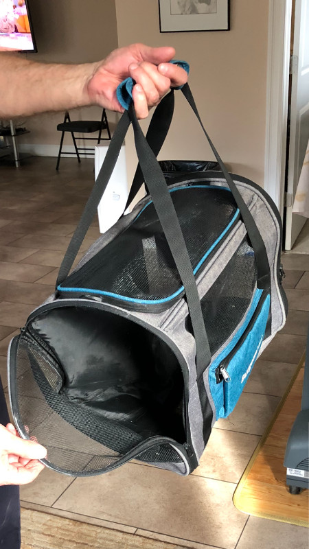 Cat or small dog carrier in Accessories in Saskatoon - Image 3