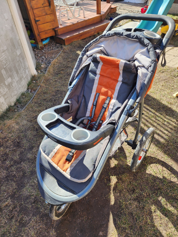 Poussette graco 3 roue dans Poussettes, porte-bébés et sièges d'auto  à Saint-Hyacinthe
